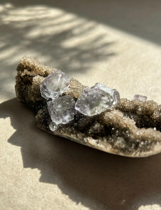Calcedonio Nero con Fluorite Blu cubica